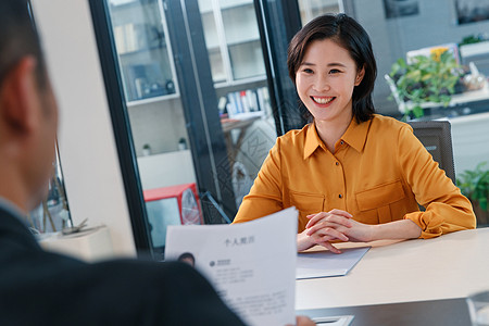 男面试官青年女人参加工作面试背景