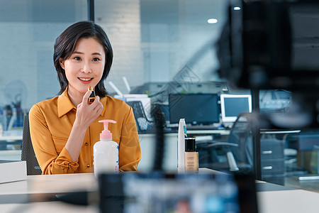 青年女人在线直播销售化妆品图片