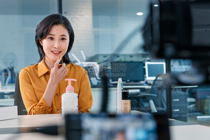 青年女人在线直播销售化妆品图片