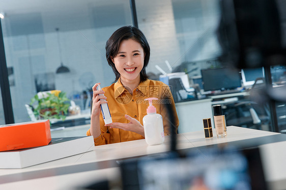 青年女人在线直播销售化妆品图片