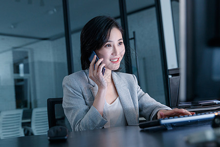 在办公室加班的青年女人图片