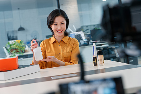 青年女人在线直播销售化妆品图片