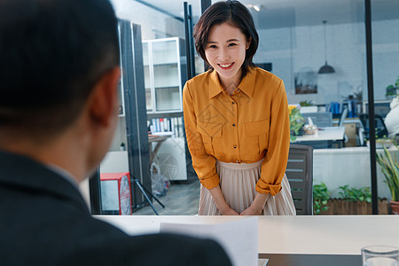 男面试官青年女人参加工作面试背景