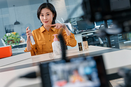 社交电商青年女人在线直播销售化妆品背景