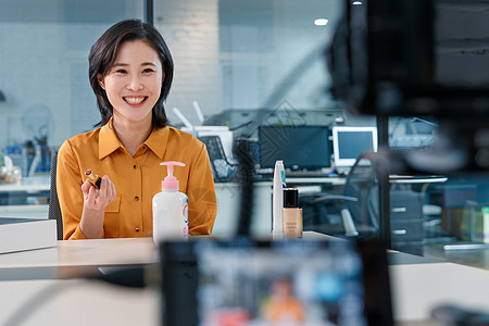 青年女人在线直播销售化妆品图片