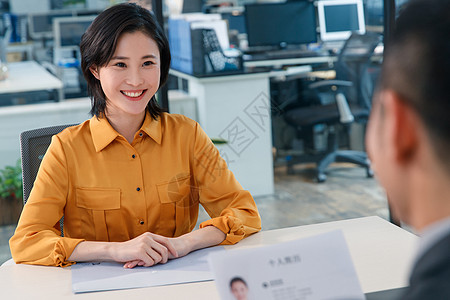 成功就业青年女人参加工作面试背景