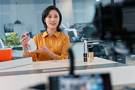 青年女人在线直播销售化妆品图片