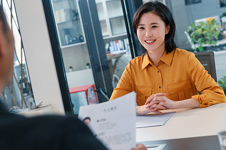 成功就业青年女人参加工作面试背景