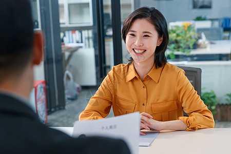 青年女人参加工作面试图片