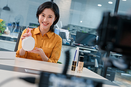 青年女人在线直播销售化妆品图片