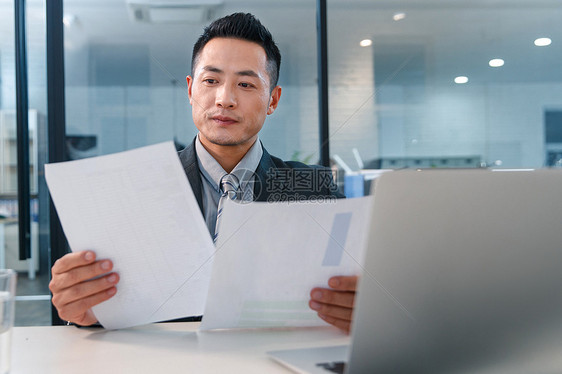 青年男客服人员图片