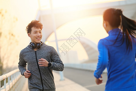 青年男女户外慢跑背景图片