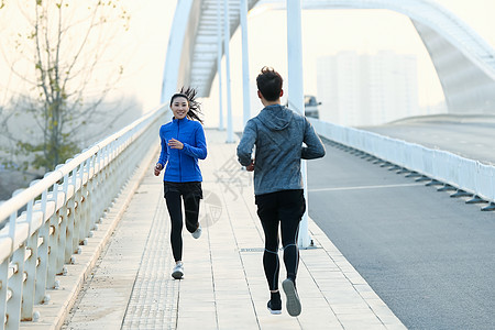 青年男女户外慢跑背景图片