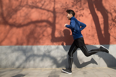 青年男人户外慢跑图片