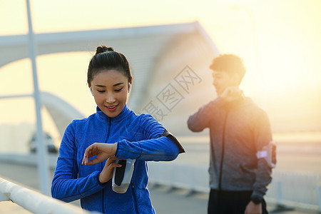 青年情侣户外锻炼图片