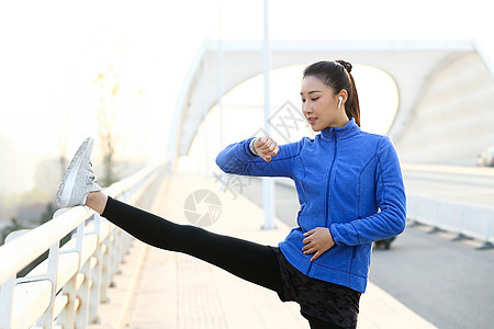 青年女人户外健身图片