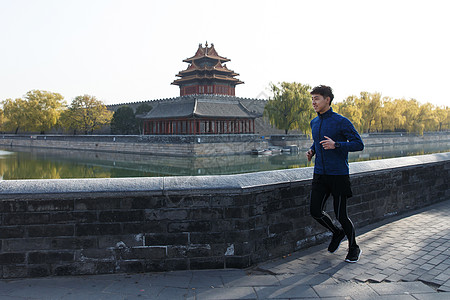 抬脚过高！比赛第65分钟，周定洋争抢时犯规染黄