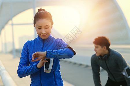 青年情侣户外锻炼图片