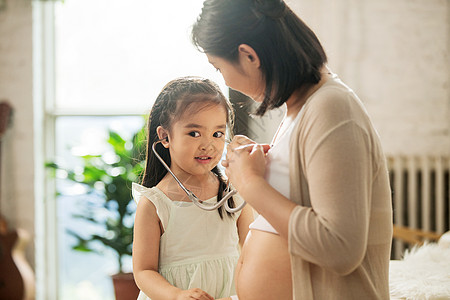 孕妇和小孩孕妇妈妈和小女孩背景