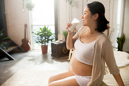 孕妇正在喝牛奶高清图片