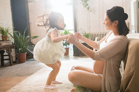 孕妇妈妈和小女孩高清图片