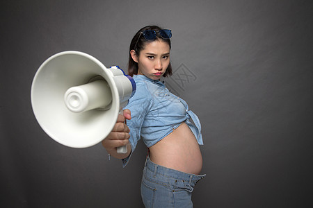 穿着时尚的孕妇拿着扩音器高清图片
