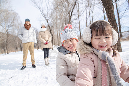 欢乐家庭在雪地上玩雪橇图片