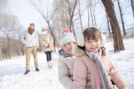 欢乐家庭在雪地上玩雪橇图片