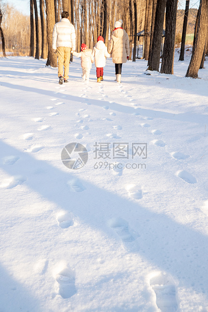 快乐家庭在雪地里散步图片