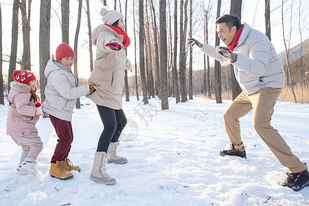 雪地里做游戏的快乐家庭图片