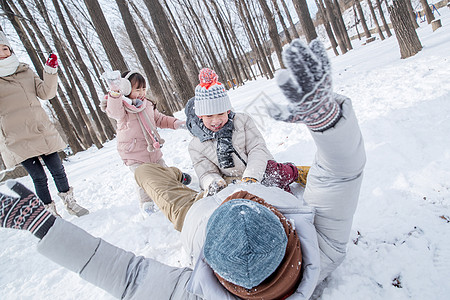 妈妈背影雪地里打雪仗的快乐家庭背景