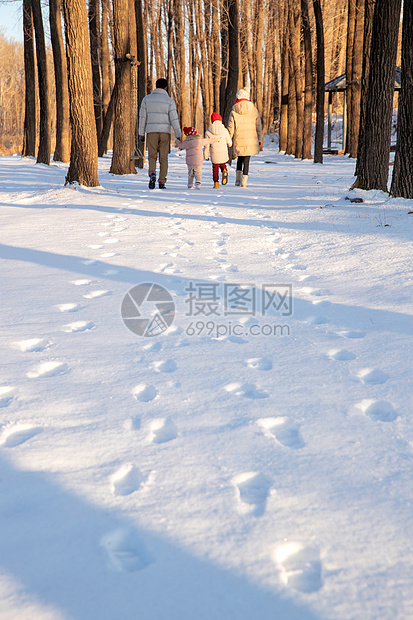 快乐家庭在雪地里散步图片