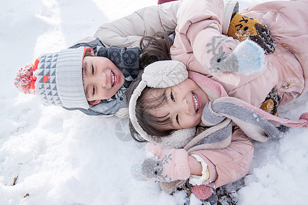 两个小朋友在雪地里玩耍高清图片