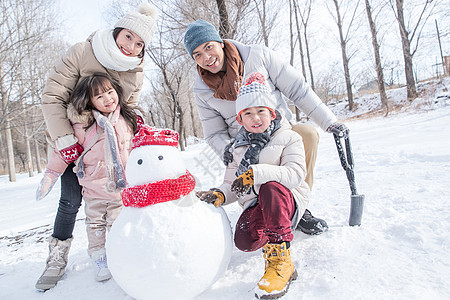 欢乐家庭在雪地里堆雪人图片