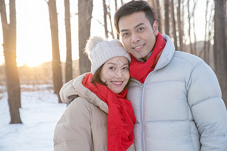 雪地上的青年夫妇图片