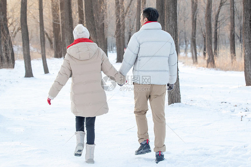 雪地上散步的青年夫妇图片