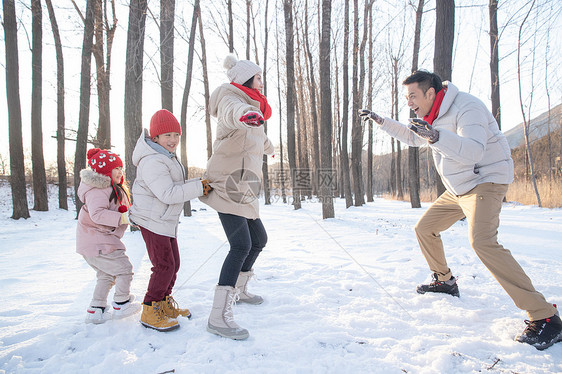 雪地里做游戏的快乐家庭图片
