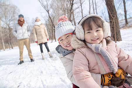 欢乐家庭在雪地上玩雪橇图片