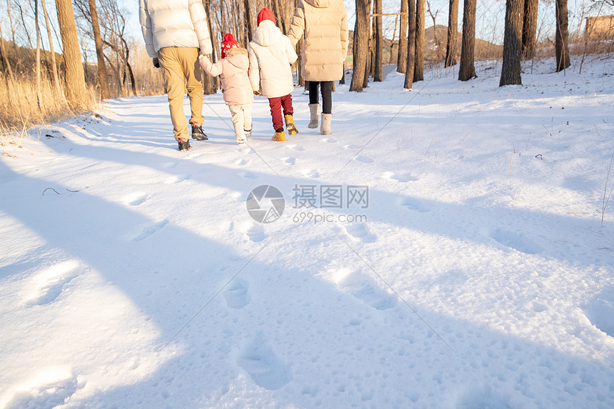 快乐家庭在雪地里散步图片