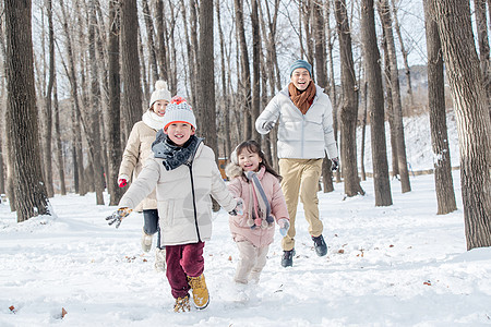 欢乐家庭在雪地里奔跑图片