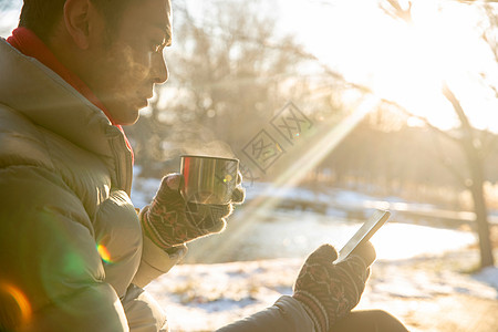 坐在雪地里看手机的男人图片