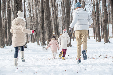 雪地玩耍欢乐家庭在雪地里奔跑背景