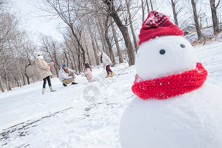 快乐的一家人在雪地里玩耍图片