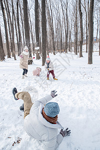 雪地玩耍雪地里打雪仗的快乐家庭背景