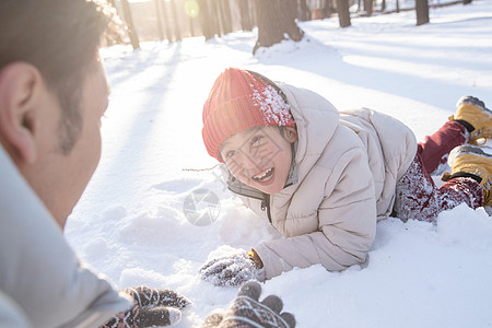 在雪地上玩耍的快乐父子图片