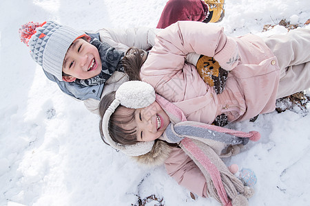 两个小朋友在雪地里玩耍高清图片