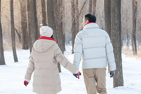 雪地上散步的青年夫妇图片