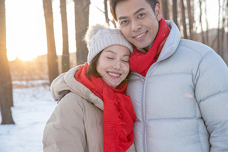 雪地上的青年夫妇图片