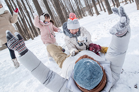 雪地玩耍雪地里打雪仗的一家人背景