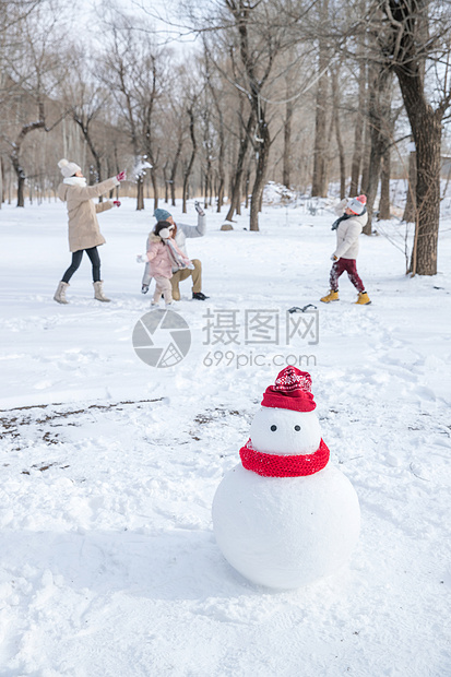 雪地里的一家人和雪人图片